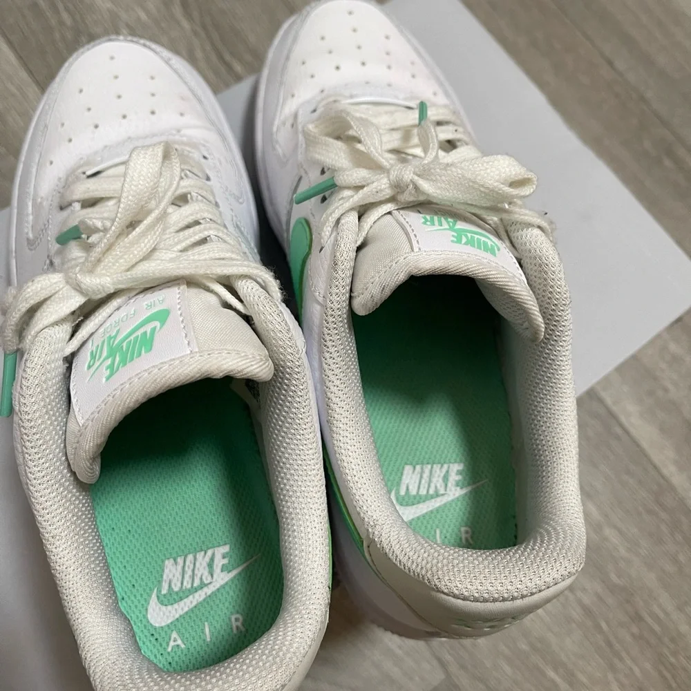 Nike White and Green Sneakers - Picture 4 of 6